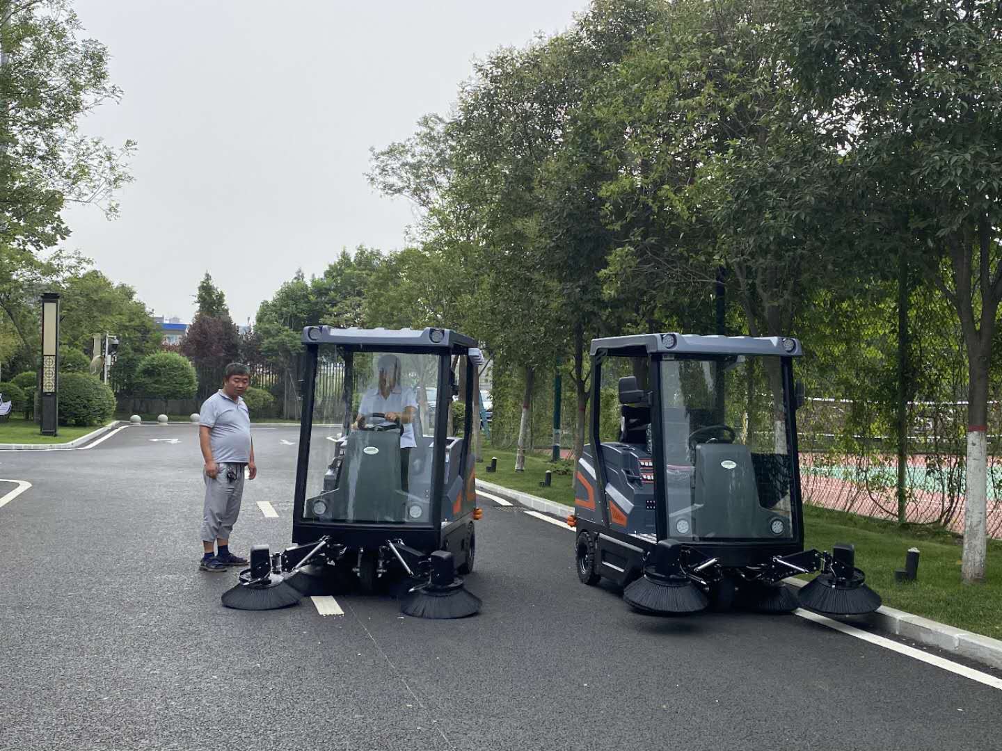 電動駕駛式掃地機(jī)成為清潔工人的好幫手